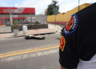 Ataque armado en la zona 1 de Villa Nueva. Foto La Hora: Bomberos Voluntarios