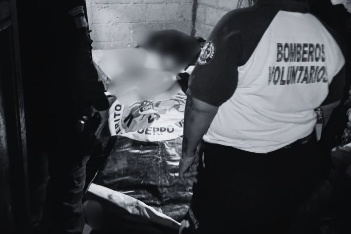 Ataque armado registrado en el interior de una vivienda, en donde una mujer y una menor fallecieron. Foto La Hora: Bomberos Voluntarios