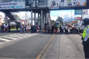 Bloqueo en ambos sentidos de la calzada Aguilar Batres: padres de familia protestan por falta de maestros