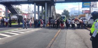 Bloqueo en ambos sentidos de la calzada Aguilar Batres: padres de familia protestan por falta de maestros Bloqueo en la calzada Aguilar Batres, complicando el ingreso y salida de Villa Nueva. Foto La Hora: Policía MT