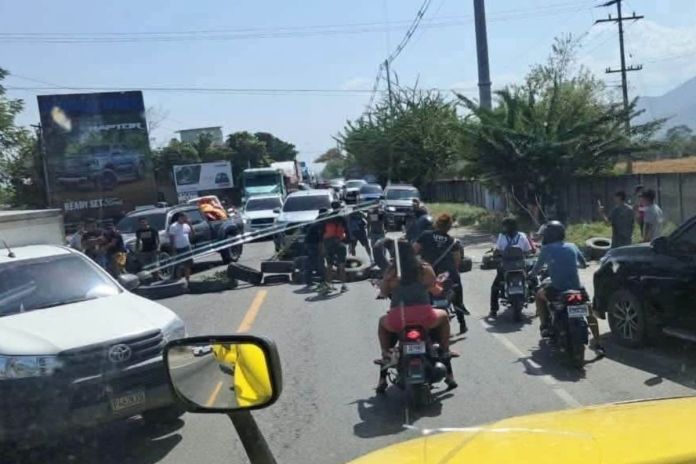 Bloqueo registrado en Río Hondo, Zacapa, por descontento con la alza de combustible. Foto La Hora: FB/Canal Noti Retalteco