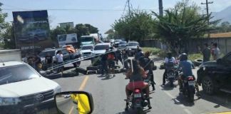 Bloqueo registrado en Río Hondo, Zacapa, por descontento con la alza de combustible. Foto La Hora: FB/Canal Noti Retalteco