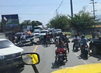Bloqueo registrado en Río Hondo, Zacapa, por descontento con la alza de combustible. Foto La Hora: FB/Canal Noti Retalteco