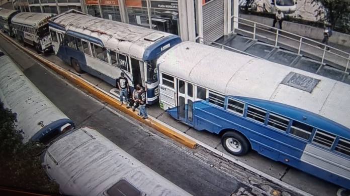 Persisten bloqueos de buses en la capital mientras Mixco restablece servicio express. Foto La Hora: Amílcar Montejo.