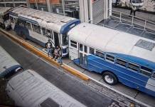 Persisten bloqueos de buses en la capital mientras Mixco restablece servicio express. Foto La Hora: Amílcar Montejo.