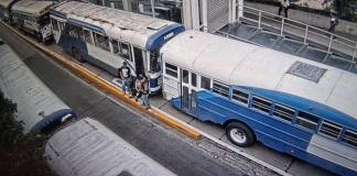 Persisten bloqueos de buses en la capital mientras Mixco restablece servicio express. Foto La Hora: Amílcar Montejo.