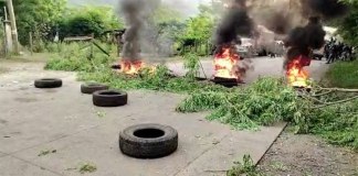 El kilómetro 316 de la Ruta Nacional 7E en El Estor, Izabal, se mantiene bloqueado en ambas vías, de acuerdo a Provial.