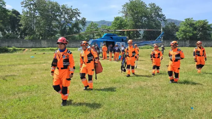Bomberos Voluntarios dan detalles del rescate de vitimas de accidente aereo Bomberos Voluntarios dan detalles del rescate de víctimas de accidente aéreo