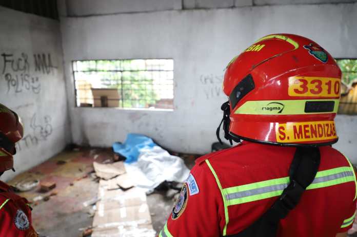 Localizan sin vida a un hombre con múltiples heridas de arma blanca en una vivienda abandonada de la zona 1. Foto La Hora: CBM.