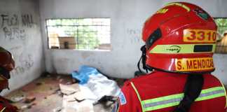 Localizan sin vida a un hombre con múltiples heridas de arma blanca en una vivienda abandonada de la zona 1. Foto La Hora: CBM.