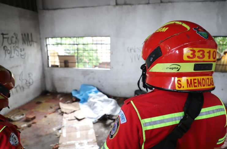 Localizan sin vida a un hombre con múltiples heridas de arma blanca en una vivienda abandonada de la zona 1. Foto La Hora: CBM.