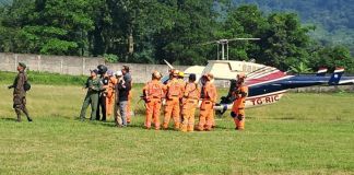 Lamentan la muerte de dos víctimas del accidente aéreo registrado en Chimaltenango Brigada de rescatistas que realizaron labores de búsqueda por el accidente aéreo en Chimaltenango. Foto La Hora: Bomberos Voluntarios