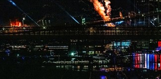 Un espectáculo de fuegos artificiales en el puente de Brooklyn con motivo del 250.º aniversario de la independencia de los Estados Unidos en Nueva York, Nueva York, EE. UU., el 4 de julio de 2026. EFE/EPA/LAURA BRETT