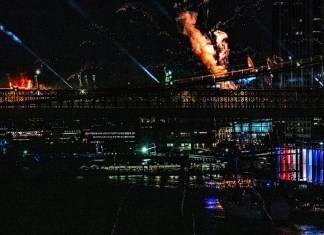 Hombre dispara hacia fiesta del 4 de julio en Nueva York y hiere a 8, entre ellos 4 niños Un espectáculo de fuegos artificiales en el puente de Brooklyn con motivo del 250.º aniversario de la independencia de los Estados Unidos en Nueva York, Nueva York, EE. UU., el 4 de julio de 2026. EFE/EPA/LAURA BRETT