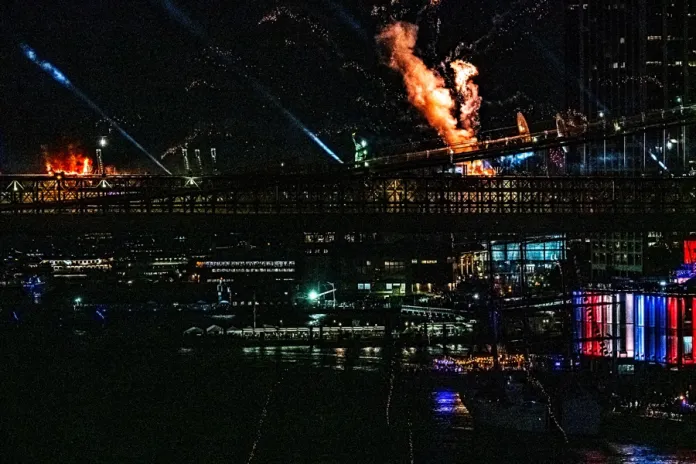 Washington se ilumina con histórico show de fuegos artificiales por los 250 años de EE.UU. Un espectáculo de fuegos artificiales en el puente de Brooklyn con motivo del 250.º aniversario de la independencia de los Estados Unidos en Nueva York, Nueva York, EE. UU., el 4 de julio de 2026. EFE/EPA/LAURA BRETT