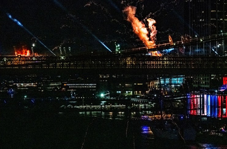 Hombre dispara hacia fiesta del 4 de julio en Nueva York y hiere a 8, entre ellos 4 niños Un espectáculo de fuegos artificiales en el puente de Brooklyn con motivo del 250.º aniversario de la independencia de los Estados Unidos en Nueva York, Nueva York, EE. UU., el 4 de julio de 2026. EFE/EPA/LAURA BRETT