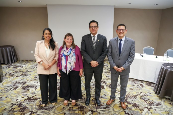 De izquierda a derecha: Katya Salazar, directora ejecutiva de la Fundación para el Debido Proceso (DPLF); Naomi Roht-Arriaza, profesora emérita de la Universidad de California; Julio Flores, director ejecutivo de la Comisión Nacional contra la Corrupción (CNC), y Yonni Aguilar, del Centro Internacional para Investigaciones en Derechos Humanos (CIIDH), durante el conversatorio "Corrupción, derechos humanos y reparación: desafíos para Guatemala".