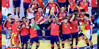 El instante inmortal en que el capitán español levantó el trofeo sagrado, llenando de alegría a una nación que vuelve a tener el dominio del fútbol mundial. Foto La Hora: EFE