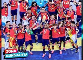El instante inmortal en que el capitán español levantó el trofeo sagrado, llenando de alegría a una nación que vuelve a tener el dominio del fútbol mundial. Foto La Hora: EFE