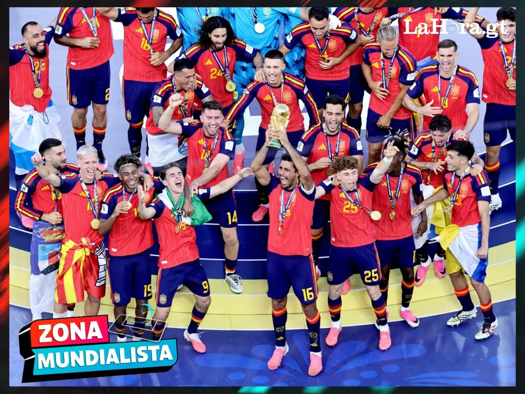 COPA MUNDIAL 1 El instante inmortal en que el capitán español levantó el trofeo sagrado, llenando de alegría a una nación que vuelve a tener el dominio del fútbol mundial. Foto La Hora: EFE