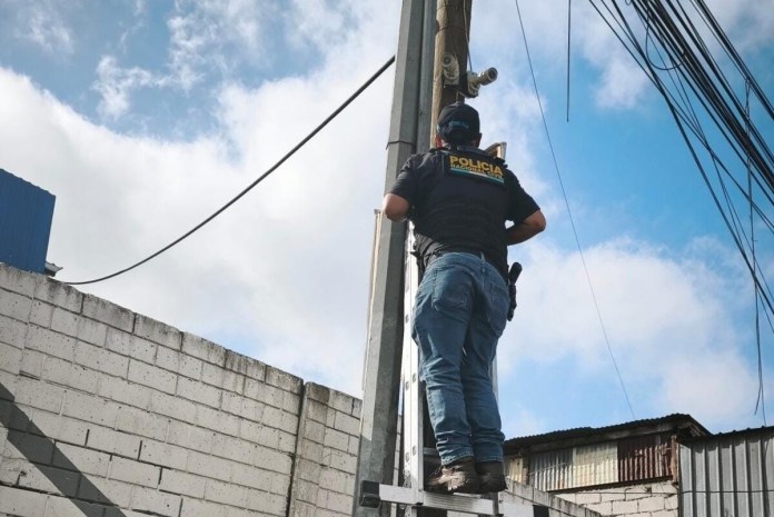 Cámaras vigilancia Boca del Monte Múltiples cámaras de vigilancia, que fueron instaladas sin autorización en la vía pública, fueron retiradas en Boca del Monte, Villa Nueva.