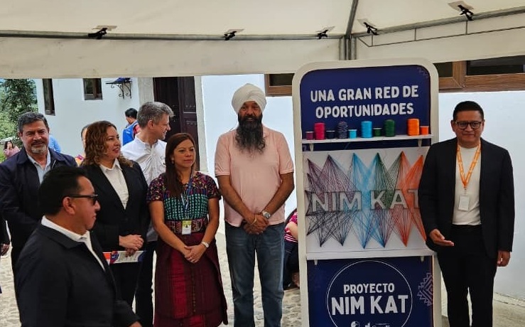 El Secretario de Estado para el Desarrollo Internacional, Randeep Sarai (al centro) visitó proyectos en Guatemala. Foto La Hora: cortesía Embajada de Canadá