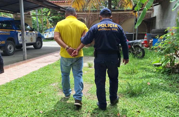 Hombre es capturado tras presuntamente amenazar a un guardia