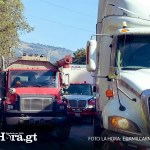 Una caravana de transporte pesado se dirige hacia el Centro Histórico como protesta ante el alza de los precios de los combustibles.