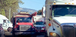 Una caravana de transporte pesado se dirige hacia el Centro Histórico como protesta ante el alza de los precios de los combustibles.