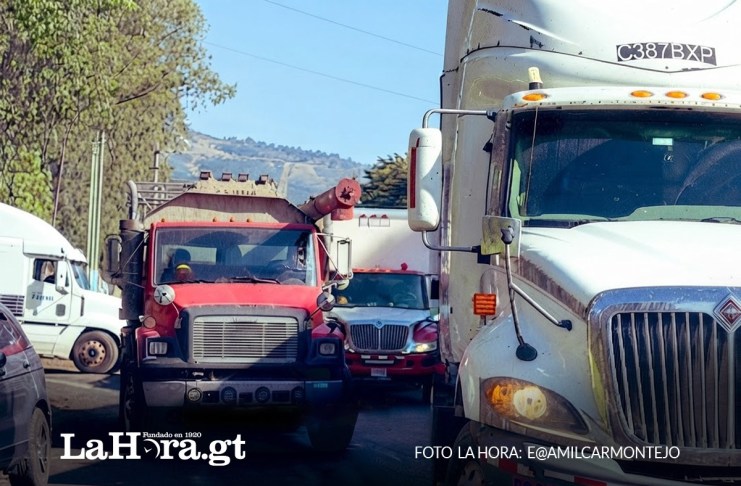 Una caravana de transporte pesado se dirige hacia el Centro Histórico como protesta ante el alza de los precios de los combustibles.