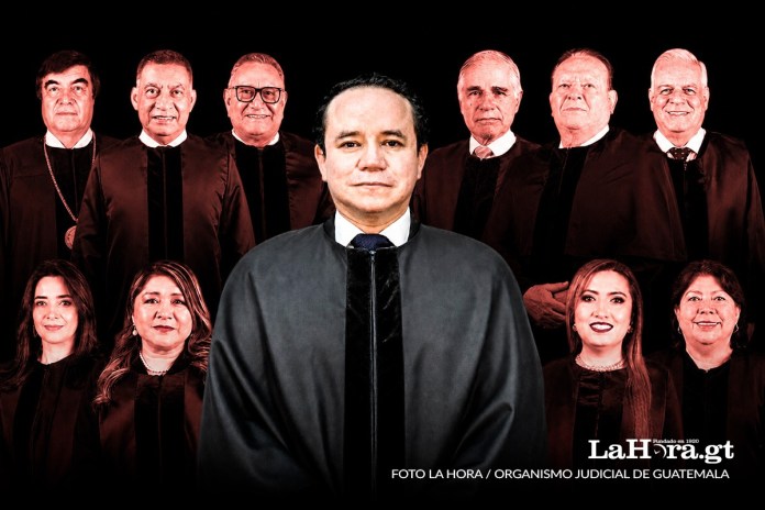 El magistrado Estuardo Cárdenas y, al fondo, los integrantes del bloque mayoritario de la Corte Suprema de Justicia, señalado por el togado de mantener prácticas 
