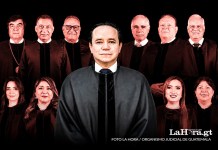 El magistrado Estuardo Cárdenas y, al fondo, los integrantes del bloque mayoritario de la Corte Suprema de Justicia, señalado por el togado de mantener prácticas "antidemocráticas".