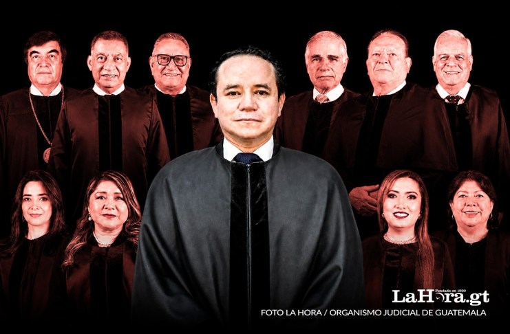 El magistrado Estuardo Cárdenas y, al fondo, los integrantes del bloque mayoritario de la Corte Suprema de Justicia, señalado por el togado de mantener prácticas "antidemocráticas".