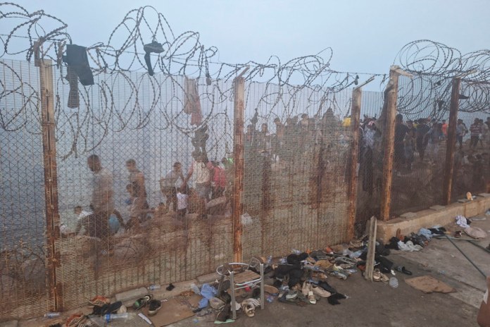 Marruecos usa gases lacrimógenos y cañones de agua en la frontera con Ceuta Crisis migratoria en Ceuta, España