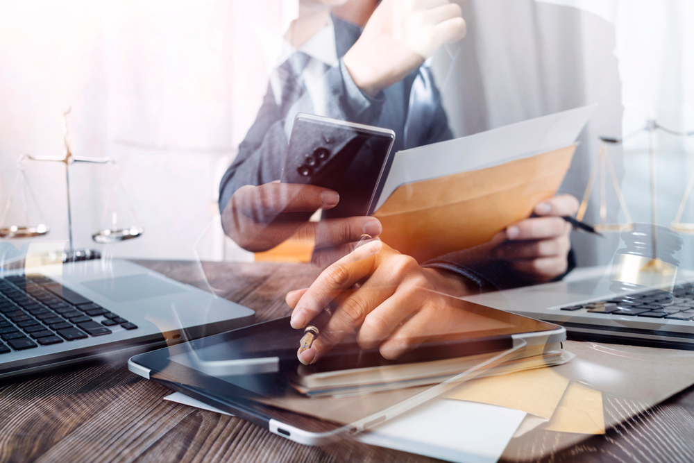 Cuando los documentos de la empresa se comparten a través de WhatsApp comienza el desorden. Foto: Shutterstock/ ARMMY PICCA.