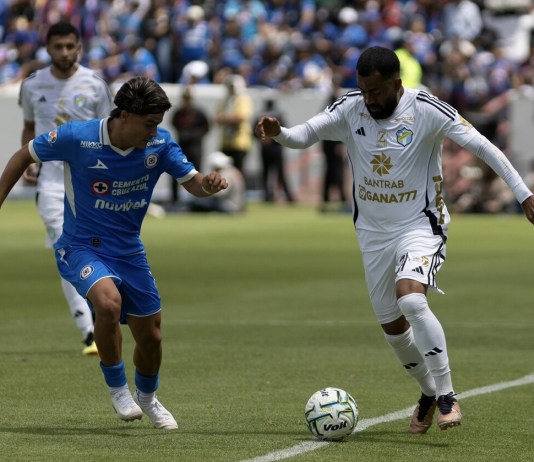 Comunicaciones pierde 6-0 ante Cruz Azul en un partido amistoso en México Comunicaciones cayó por un abultado marcador de 6-0 ante Cruz Azul en un partido amistoso disputado en la Ciudad de México.