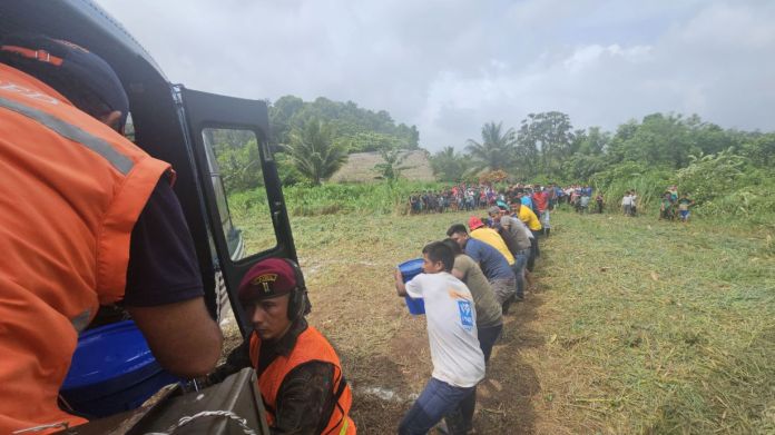 Comunidades de tres departamentos que han sido afectadas por inundaciones reciben ayuda humanitaria de parte de la Conred. Foto La Hora: Conred
