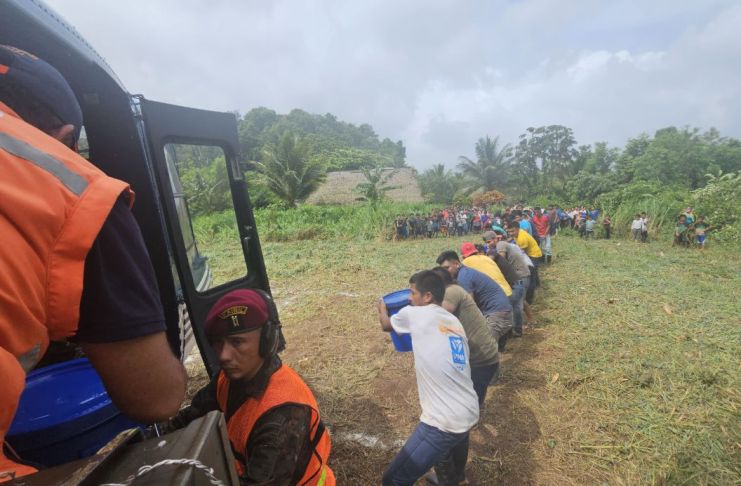 Trasladan ayuda humanitaria a familias afectadas por lluvias en Alta Verapaz, Izabal y Petén Comunidades de tres departamentos que han sido afectadas por inundaciones reciben ayuda humanitaria de parte de la Conred. Foto La Hora: Conred