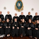 Teódulo Cifuentes posa con el medallón presidencial junto a los otros 11 magistrados de la Corte Suprema de Justicia. La fotografía fue tomada el mismo día en que Estuardo Cárdenas decidió no participar y denunció la división interna del pleno. Foto: Organismo Judicial.