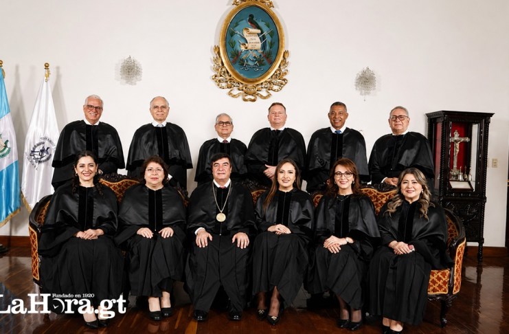 Teódulo Cifuentes posa con el medallón presidencial junto a los otros 11 magistrados de la Corte Suprema de Justicia. La fotografía fue tomada el mismo día en que Estuardo Cárdenas decidió no participar y denunció la división interna del pleno. Foto: Organismo Judicial.
