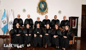 CSJ reconstruye la foto oficial que nunca se tomó: Cifuentes aparece con el medallón presidencial