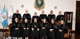 CSJ reconstruye la foto oficial que nunca se tomó: Cifuentes aparece con el medallón presidencial Teódulo Cifuentes posa con el medallón presidencial junto a los otros 11 magistrados de la Corte Suprema de Justicia. La fotografía fue tomada el mismo día en que Estuardo Cárdenas decidió no participar y denunció la división interna del pleno. Foto: Organismo Judicial.