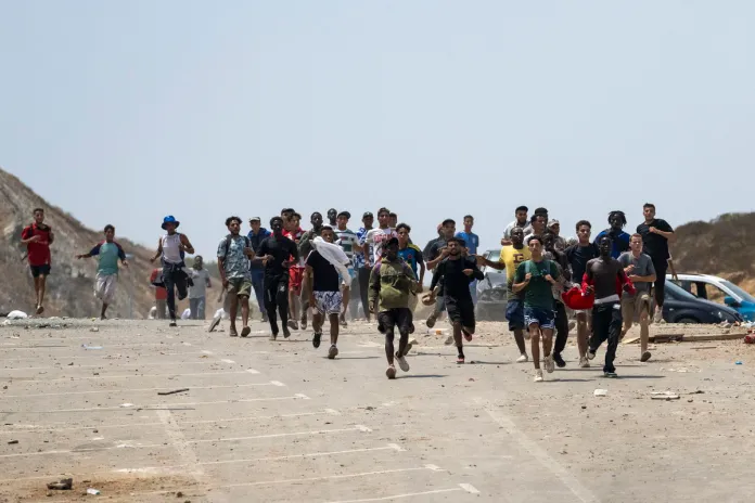 Migrant crossings surge at Morocco-Ceuta border Crisis migratoria en Ceuta España