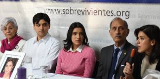 La familia de Cristina Siekavizza, sus padres, hijos y hermana, en una conferencia este 6 de julio, a 15 años de su desaparición. Foto La Hora: José Orozco.