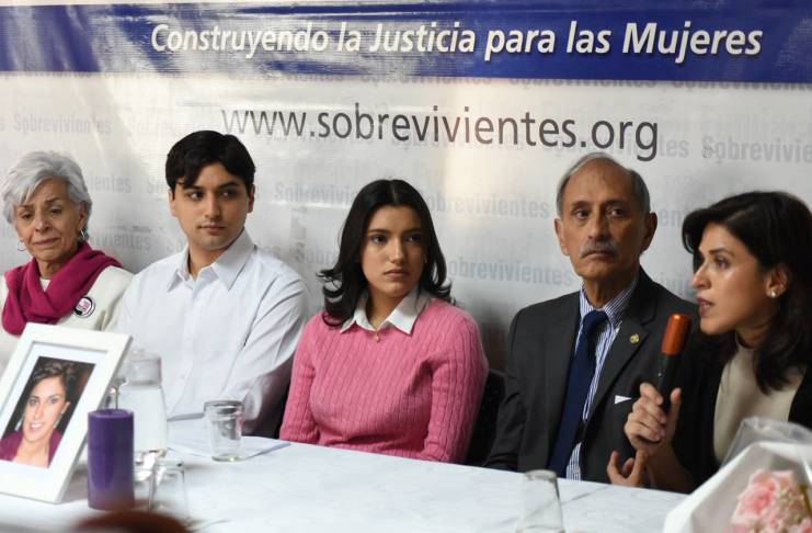 La familia de Cristina Siekavizza, sus padres, hijos y hermana, en una conferencia este 6 de julio, a 15 años de su desaparición. Foto La Hora: José Orozco.