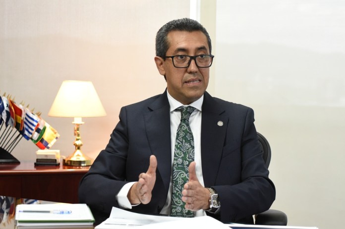 El Ministro de Finanzas, Jonathan Menkos, explicó sus prioridades a las puertas del cierre de 2026 y el inicio del último año de Gobierno. Foto La Hora: José Orozco