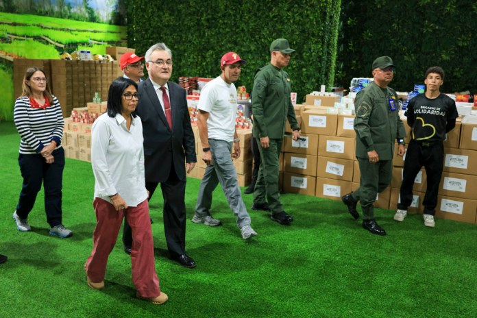 Delcy Rodríguez, presidenta encargada de Venezuela, prometió que entregará 4 mil casas para diciembre, hoy entregaron las primeras 420. Foto La Hora: EFE