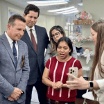Después de 30 años en EE.UU., traductora guatemalteca debe salir del país y dejar a sus hijos