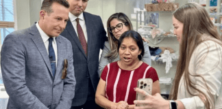 Después de 30 años en EE.UU., traductora guatemalteca debe salir del país y dejar a sus hijos