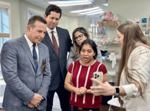 Después de 30 años en EE.UU., traductora guatemalteca debe salir del país y dejar a sus hijos